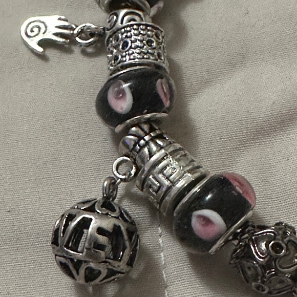 Handmade- NWOT –925 silver plated charm bracelet. Black/pnk beads variety charms - Picture 5 of 14